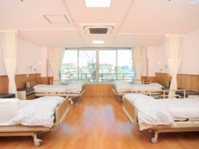 景色が見える居室 居室 窓から自然光が入り、明るく快適な雰囲気の居室です。ベッド間に十分なスペースがあります。