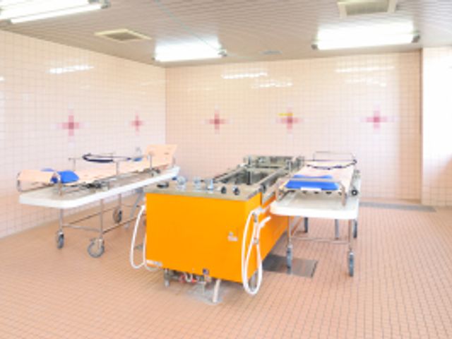 特殊浴槽の部屋 浴室 特殊浴槽が配置された明るい空間です。清潔で利用しやすい設備が整っています。