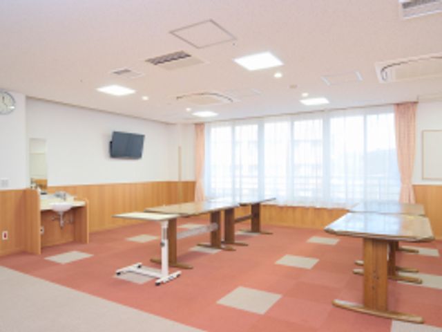 広々としたダイニング ダイニングルーム 自然光がたっぷり入る広々とした空間で、居心地よく食事ができます。床の配色が落ち着いています。