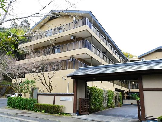 外観の正面入口  