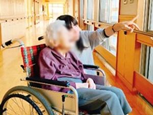 車椅子の利用者と介護士の廊下