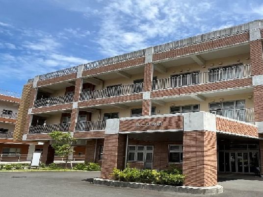 緑に囲まれた建物の外観