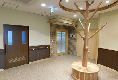 木の装飾が特徴的な廊下