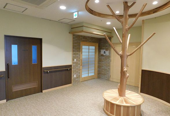 木の装飾が特徴的な廊下