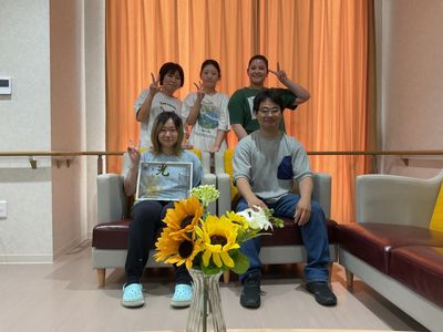 明るい居室での笑顔