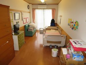 窓際の明るい居室