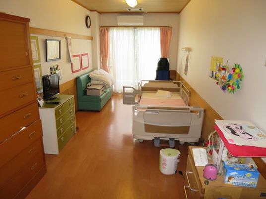 窓際の明るい居室