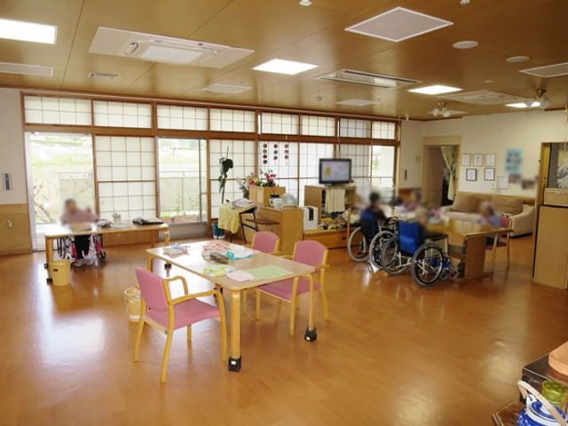 広々とした共有スペース リビング 広々とした明るい空間で、車椅子の方も快適に過ごせます。自然光が優しく差し込むリビングです。