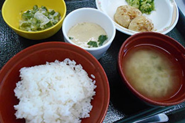 おいしい食事　料理 料理 おいしい食が楽しめる充実の食事内容です。日々の健康を支えるバランスの良い料理を提供しています。