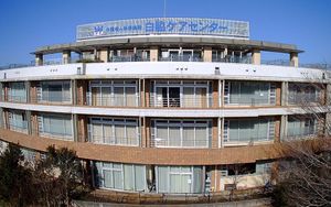 青空の建物外観