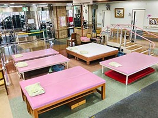 机が並ぶ食堂  
