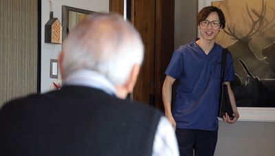 笑顔のスタッフと会話リビング