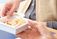 食事を受け取る場面  