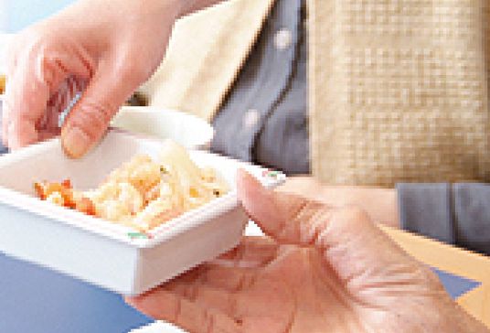 食事を受け取る場面  