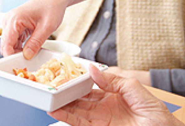 食事を受け取る場面  