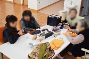 手工芸活動の風景