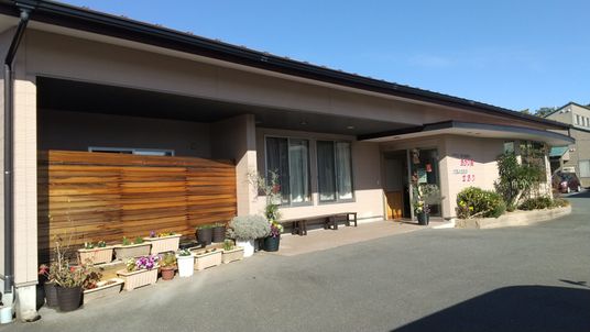 暖かみのある施設外観