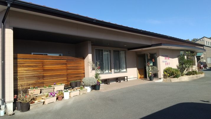 暖かみのある施設外観