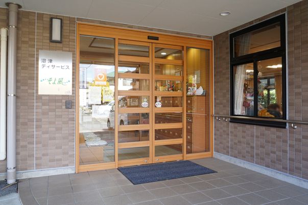 明るい木目調のエントランス