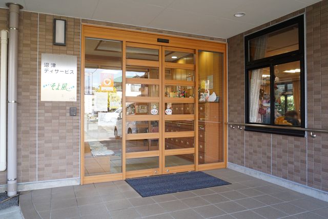 明るい木目調のエントランス
