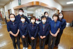 笑顔のスタッフ集合写真