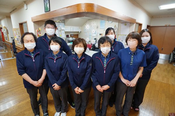笑顔のスタッフ集合写真
