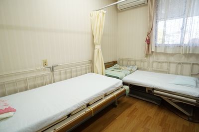 清潔な居室のベッド