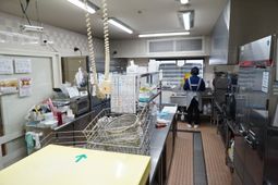 清潔なキッチン作業風景