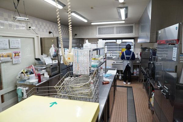 清潔なキッチン作業風景