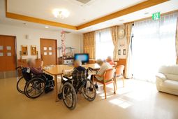 明るいリビングの様子