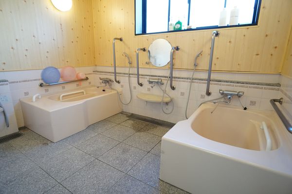 介助用設備の整った浴室