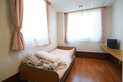 居室のベッドとデスク