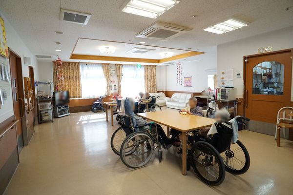 居室内の談笑する人々