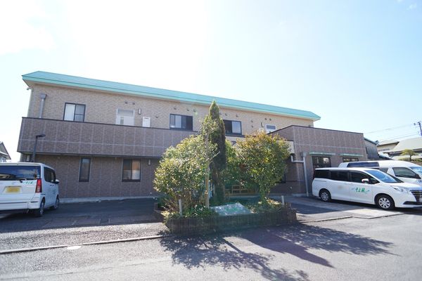 青い屋根の落ち着いた建物