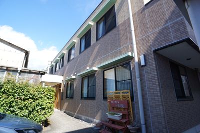 明るい日差しのエントランス