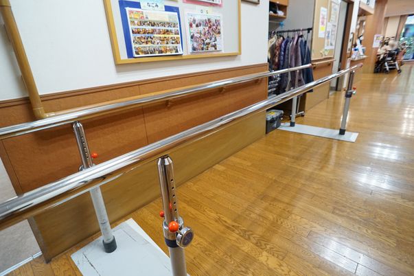 手すり付きの明るい廊下