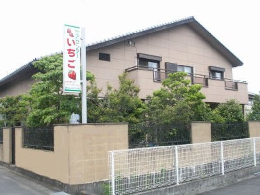 落ち着いた外観の建物前  