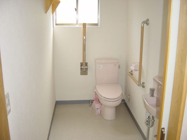 手すり付きのトイレ