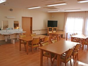 明るいテーブルのある部屋  