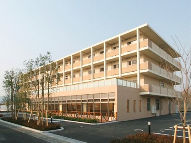 明るい外観の施設全景 外観 清潔感のあふれる建物で、周囲には緑も豊かです。働く環境としても、快適な空間が提供されています。