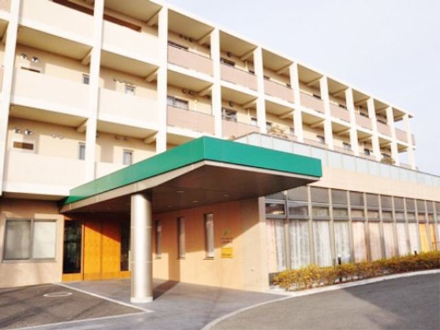 明るい建物のエントランス 正面玄関 広々とした明るいエントランスで、来訪者を温かくお迎えします。スタッフとして働く場合は、毎日の通勤にも気持ちの良いスタートが切れます。