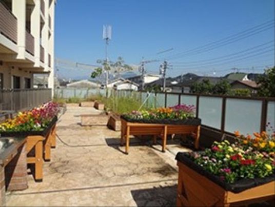 花が飾られた明るい中庭