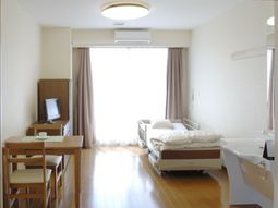 明るい居室の一角