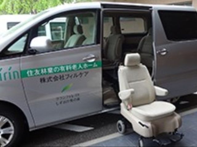 バリアフリー車両と移動用シート 施設車 移動の支援も充実しており、特別なシートが設置された車両で快適な外出が可能です。利用者の安全と利便性を考慮した設備が整っています。