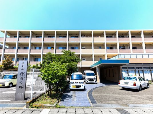 清潔感のある建物のエントランス