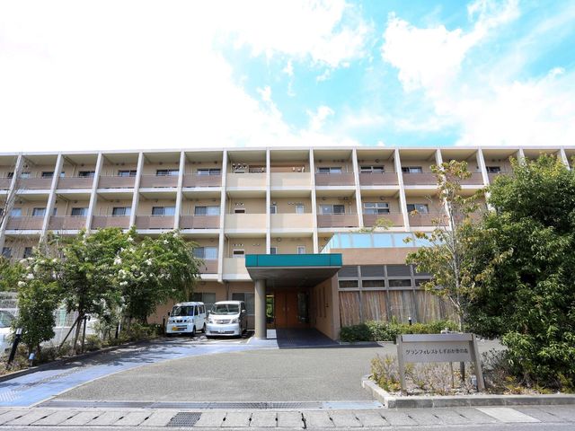 明るく広い敷地のエントランス 正面玄関 広々とした敷地に建つ建物の正面入り口です。日当たりの良い環境で、来訪者を迎えます。