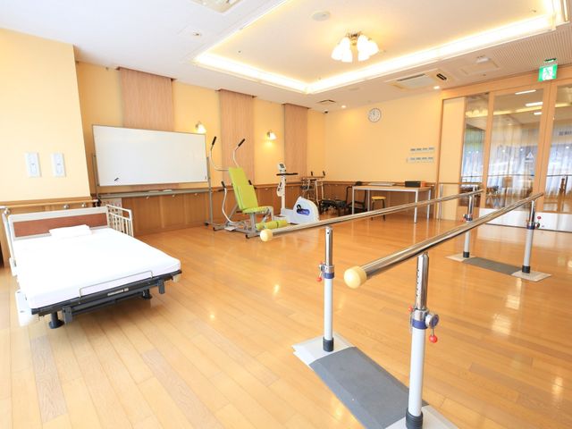 広々としたリハビリ室 機能訓練室 広々とした空間でリハビリ設備が整っており、安全に支援を行える環境が整っています。利用者のニーズに応じた多様な訓練が可能です。