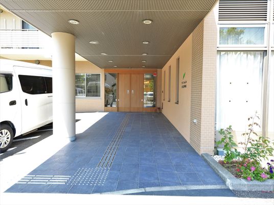 玄関と白い車