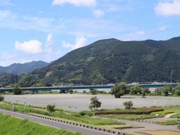 緑豊かな山並みの景観