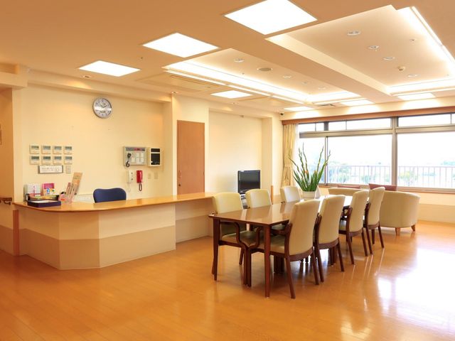 快適な休憩室の風景 談話コーナー 広々とした休憩室は、明るい採光とナチュラルな木目調で、訪れる方々に心地よいひと時を提供します。